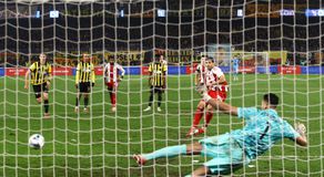 Ο Ταρέμι με πέναλτι έκανε το 1-1 και ισοφάρισε για τον Ολυμπιακό κόντρα στην ΑΕΚ