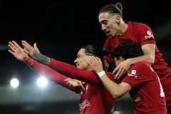 Ασίστ ο Τσιμίκας, επιστροφή στις νίκες για τη Λίβερπουλ που... βλέπει τετράδα