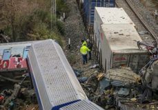 Τέμπη: Η στιγμή που οι γερανοί ανασηκώνουν τα βαγόνια και βρίσκουν νεκρούς ανθρώπους (vid)