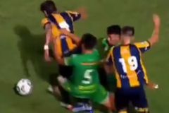 Σε ρινγκ μετατράπηκε αγώνας ποδοσφαίρου στο πρωτάθλημα της Β κατηγορίας της Αργεντινής (vid)