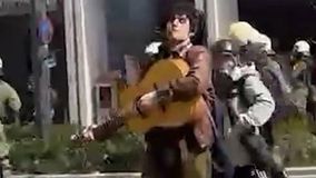 «Πακιστανός είσαι;» - Η στιγμή που τα ΜΑΤ βρίζουν και σπρώχνουν τον κιθαρίστα στο συλλαλητήριο