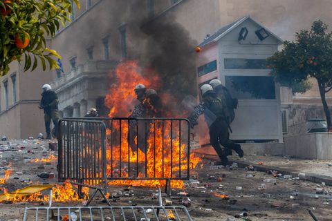 Στον εισαγγελέα οι 73 συλληφθέντες για τα επεισόδια στο Σύνταγμα – Ανήλικοι και χούλιγκαν ομάδων ανάμεσά τους