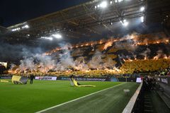 Συγκλονιστική κίνηση από τους οπαδούς της Ντόρτμουντ: Πανό στα ελληνικά για τα θύματα των Τεμπών (pic)