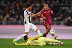 Η Γιουβέντους έσωσε την ήττα από τη Ρόμα στις καθυστερήσεις και μένει κοντά στην τετράδα