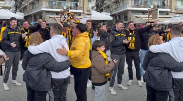 Συγκλονιστική στιγμή στον Βόλο: Οπαδός της ΑΕΚ σηκώθηκε από το αμαξίδιο για να τραγουδήσει συνθήματα (vid)