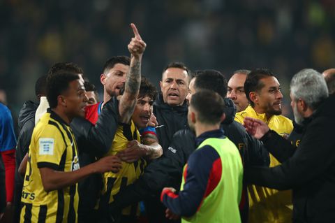 Χαμός στο φινάλε του Βόλος - ΑΕΚ: «Ντου» στον Τσιμεντερίδη και ένταση μετά τη λήξη