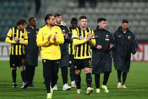 Aποθέωση από τους οπαδούς της ΑΕΚ παρά την ισοπαλία με τον Βόλο