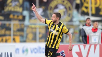 Ο Βάργκα με δυνατή κεφαλιά έκανε το 1-1 για την ΑΕΚ