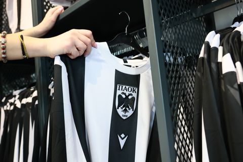 Ανάρπαστη έγινε η επετειακή φανέλα του ΠΑΟΚ για τα 100 χρόνια (pics)