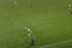 Προπονητής στην Ολλανδία μπήκε επίτηδες στον αγωνιστικό χώρο και μάρκαρε τον αντίπαλο, αλλά η ομάδα του δέχτηκε γκολ (vids)