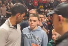 Ο Τζόκοβιτς χάρισε 100 ευρώ σε νεαρό θαυμαστή που βρήκε και του επέστρεψε την πιστωτική του κάρτα (vid)