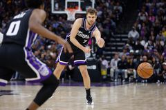 Επέστρεψε ο Βεζένκοφ στη νίκη των Κινγκς κόντρα στους Τζαζ - Πόσο έπαιξε και τι έκανε (vid)