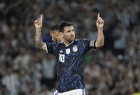 Το σόου του Μέσι στην πεντάρα της Αργεντινής και η συγκίνηση για το πιθανόν τελευταίο εντός έδρας παιχνίδι του με το εθνόσημο (vids)