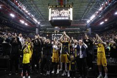 Πάρτι από παίκτες και κόσμο μετά τη νίκη της ΑΕΚ επί της Μπανταλόνα (vid)