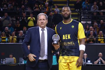 «Όρθια» η Sunel Arena για τον Γκρέι όταν παρέλαβε το βραβείο του MVP (vid)