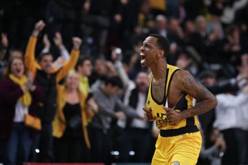 Υπερηχητική ΑΕΚ στο δεύτερο ημίχρονο έκανε το 1-0 στην κατάμεστη Sunel Arena με «καυτούς» Μπάρτλεϊ και Νάναλι