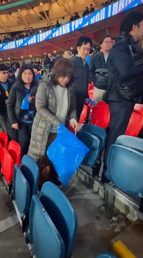 Υπόδειγμα οπαδών οι Ιάπωνες: Νίκησαν την Αγγλία και μετά καθάρισαν και τις κερκίδες