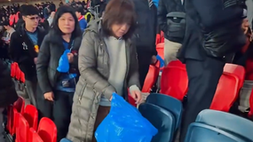 Υπόδειγμα οπαδών οι Ιάπωνες: Νίκησαν την Αγγλία και μετά καθάρισαν και τις κερκίδες