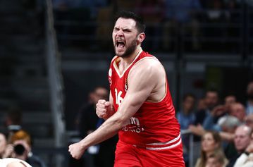 Παπανικολάου: «Είμαστε περήφανοι, δεν ξεχνάμε τι σημαίνει αυτή η χρονιά για τον Ολυμπιακό»