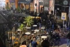 Χάος στο κέντρο της Σεβίλλης: Ξύλο και… καρεκλοπόλεμος ανάμεσα σε ultras της Μπέτις και της Φιορεντίνα πριν τον ημιτελικό (vids)