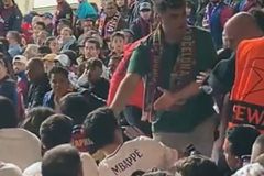 Γλίτωσαν τα χειρότερα - Απομακρύνθηκαν οπαδοί της Ρεάλ από τις εξέδρες στο Μπαρτσελόνα - Ίντερ (vid)