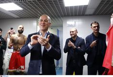 Η αποθέωση των Αγγελόπουλων στους παίκτες του Ολυμπιακού και το σύνθημα για... κούπα