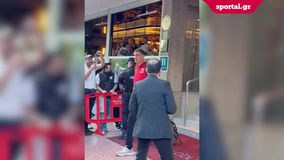 Οι οπαδοί του Ολυμπιακού αποθέωσαν Μπαρτζώκα και παίκτες κατά την αναχώρηση τους για την Movistar Arena