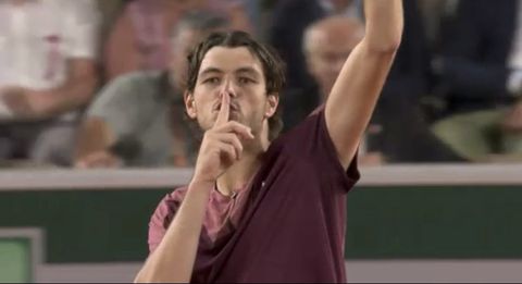 Χαμός με Φριτζ στο Roland Garros: Ξέσπασε μετά τη νίκη του επί του Ριντερνέκ, καλώντας 10.000 Γάλλους να σωπάσουν πριν τους τρολάρει στις δηλώσεις του (vids)