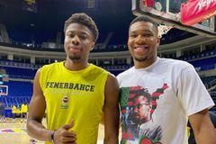 Στην προπόνηση της Φενέρ ο Γιάννης Αντετοκούνμπο: Αγκαλιές και αστεία με τους Έλληνες (vid)