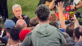 Ο Μουρίνιο έδωσε το μετάλλιο του ηττημένου σε μικρό οπαδό στην εξέδρα (vids)