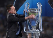 Ο άνθρωπος πίσω από το τρόπαιο του Champions League αποκάλυψε ένα μεγάλο μυστικό - Η χάραξη του ονόματος και η περίεργη Ίντερ
