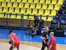 Με ειδικό αμαξίδιο ο Μουσταφά Φαλ (vid)