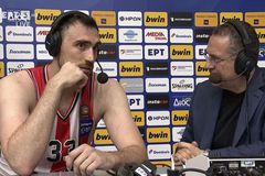 Η διαφωνία του Μιλουτίνοφ με τον δημοσιογράφο της ΕΡΤ: «Γιατί ήταν διαφορετικό φέτος; Επειδή πήρε την Euroleague ο Παναθηναϊκός;» (vid)