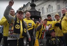 ΕΠΙΚΟ σχόλιο οπαδού της Ντόρτμουντ για τον Ολυμπιακό: «Είδα τα πυροτεχνήματα και νόμιζα ήταν Πρωτοχρονιά στην Ελλάδα!» (vid)