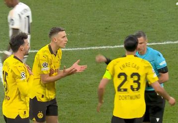 Μοίρασε κάρτες σε Ζάμπιτσερ και Σλότερμπεκ ο Βίντσιτς