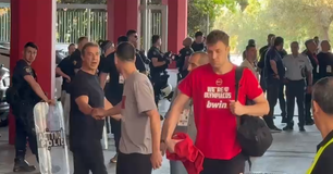 Η άφιξη της αποστολής του Ολυμπιακού για τον δεύτερο τελικό με τον Παναθηναϊκό (vid)