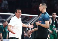 Χαμός στο ΣΕΦ: Αντιαθλητικό, τεχνικές ποινές, ειρωνικά χαμόγελα από τους πράσινους και αποβολή Αταμάν (vid)