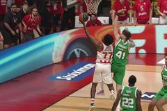 Το buzzer beater του ΜακΚίσικ στο φινάλε της πρώτης περιόδου