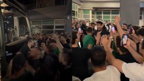 Φίλοι του Παναθηναϊκού υποδέχθηκαν και αποθέωσαν την ομάδα στο ΟΑΚΑ (vids)