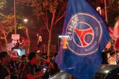 Πανικός στο Παρίσι με συγκρούσεις και συλλήψεις μεταξύ οπαδών και αστυνομίας - Φίλος της Παρί έπεσε πάνω σε περιπολικό (vid)