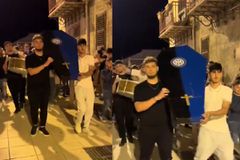 Της έκαναν την κηδεία: Η καζούρα των οπαδών της Μίλαν στην Ίντερ (vid)