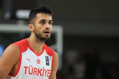 Οι Τζαζ αποδέσμευσαν τον Γιουρτσεβέν: Ελεύθερος ο Τούρκος σέντερ, που αναμένεται να δεχθεί προτάσεις από ομάδες της Euroleague