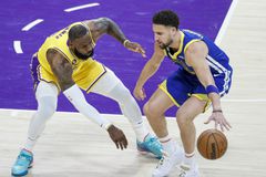 Ο ΛεΜπρόν πιέζει τον Κλέι Τόμπσον να επιλέξει τους Λέικερς και όχι τους Μάβερικς (vid)