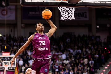 Η Παρί ενισχύεται με τον Αλάν Ντοκοσί