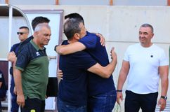 Η αγκαλιά του πατέρα και γιου Πετράκη πριν το ΑΕΛ-Παναιτωλικός