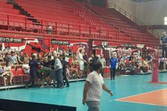 Προσαγωγές φιλάθλων που κρατούσαν Παλαιστινιακές σημαίες στο Ελλάδα – Ισραήλ