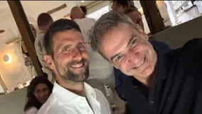 Η selfie Μητσοτάκη - Τζόκοβιτς από την Τήνο (pic)