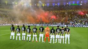 Οι παίκτες της Αλ Ιτιχάντ παρακολουθούν τους οπαδούς τους εκστασιασμένοι