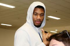 Ο Γιάννης Αντετοκούνμπο θα είναι παραγωγός της ταινίας Mykonos με πρωταγωνίστριες τις Κλέλια Ανδριολάτου και Τζούλια Φοξ