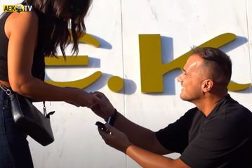 Φίλος της ΑΕΚ έκανε πρόταση γάμου στην αγαπημένη του έξω από την Opap Arena (vid)